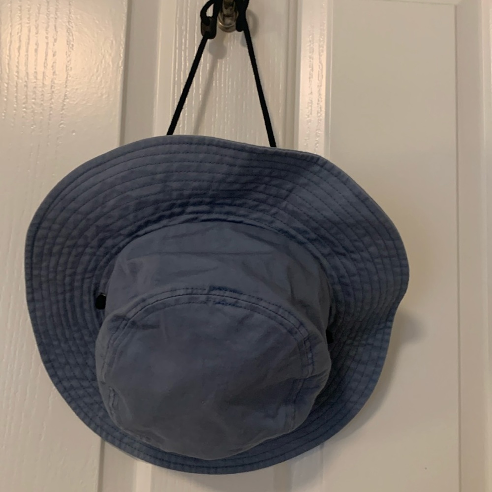 Men’s Quiksilver sun hat with removable chin strap. Size: L/XL. 100% cotton